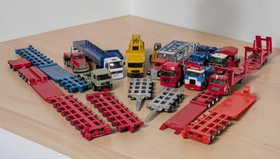 de nombreux camions miniatures posés sur une table