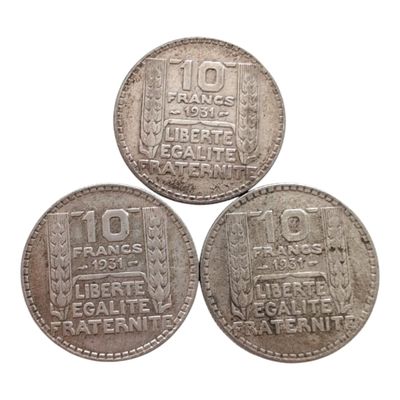 trois pièces d'argent sur lesquelles figurent les noms de différents pays