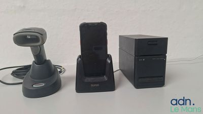 trois objets différents posés sur une table