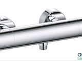 une image montrant un gros plan d'un robinet de douche sur fond blanc