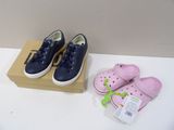 deux paires de chaussures et une boîte posées sur une table