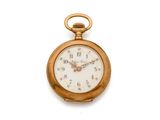 une montre de poche en or sur fond blanc