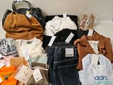 un tas de vêtements et un sac à main posés sur une table