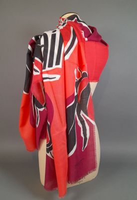 une photo d'une écharpe rouge et noire sur un mannequin