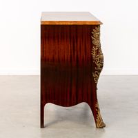 Une commode de style Régence, en acajou avec plateau en marb… (photo 4)