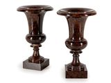 deux vases marron posés l'un sur l'autre sur une surface blanche