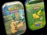 deux boîtes Pokémon posées sur une table