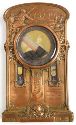 une horloge accrochée au mur sur laquelle figure le portrait d'un homme
