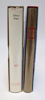 deux livres posés l'un à côté de l'autre sur une surface blanche