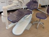 un fauteuil de dentiste au milieu de la pièce