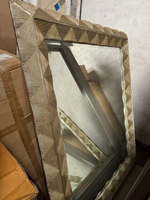 un miroir posé sur le rebord d'une fenêtre