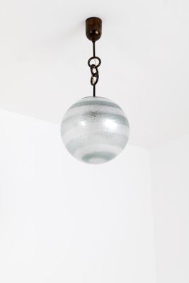 un gros plan d'une lampe suspendue au plafond d'une pièce