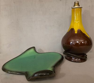 deux vases placés l'un à côté de l'autre sur une table