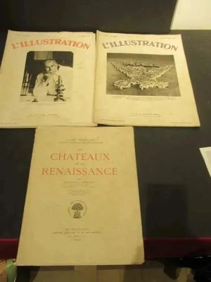 trois livres exposés sur une table dans une vitrine