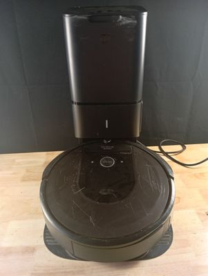 une photo d'une cafetière posée sur une table en bois