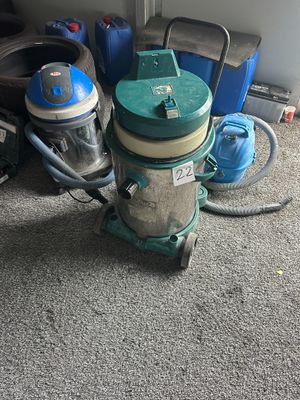 une photo d'une pièce avec un aspirateur et d'autres équipements de nettoyage