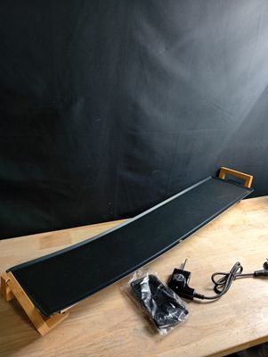 une table en bois sur laquelle se trouvent un tableau noir et une assiette de présentation