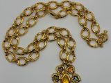 un collier à chaîne en or orné de pierres multicolores