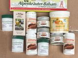une boîte sur laquelle figurent de nombreux objets différents