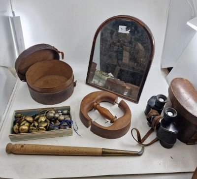 un grand nombre d'objets posés sur une table
