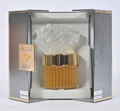 emballage d'un flacon de parfum dans une boîte posée sur une surface blanche