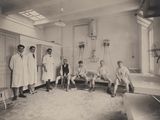 photographie en noir et blanc d'un groupe d'hommes dans une chambre d'hôpital