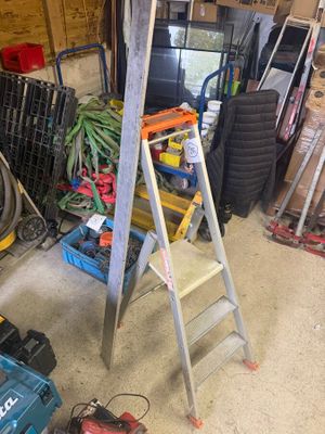 une échelle appuyée contre un mur dans un garage