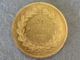 Gros plan sur une pièce d'or ornée d'une couronne.
