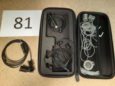 un étui noir contenant des écouteurs et un chargeur