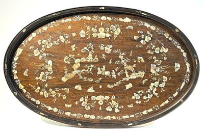 un plateau en bois orné de motifs blancs et marron