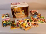 beaucoup de bandes dessinées dans une boîte posée sur une table