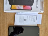 une boîte avec un téléphone à l'intérieur sur une table
