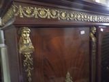 une grande armoire en bois ornée de motifs dorés
