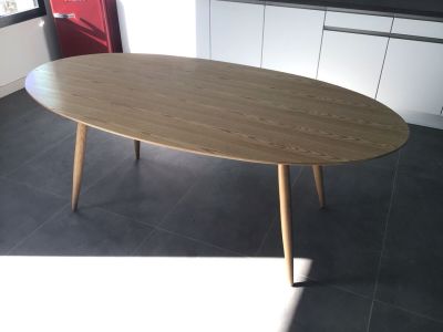 une table avec un plateau en bois dans une cuisine
