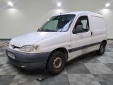 une camionnette blanche garée sur un sol en damier