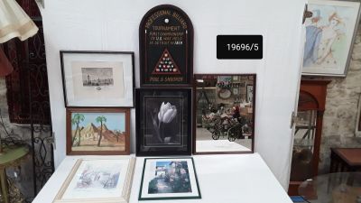 une table avec des photos posées dessus, dans une pièce