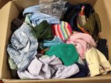 une boîte en carton remplie de vêtements et d'articles d'habillement