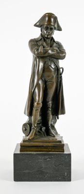 statue d'un homme coiffé d'un chapeau et vêtu d'un manteau, assis sur un socle en marbre
