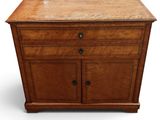 une vieille commode en bois avec deux tiroirs et un tiroir en dessous