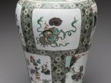 un vase orné d'un motif, posé sur un socle
