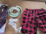 une boîte contenant un pantalon, une paire de gants, une paire de ciseaux et une paire de ciseaux