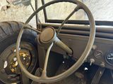 un volant et le volant d'une vieille jeep