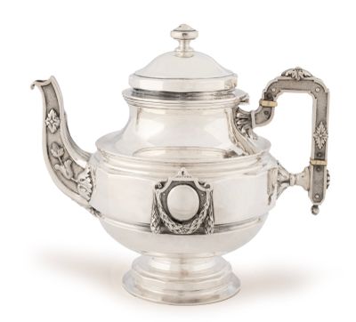 une théière ancienne en argent avec une anse, sur fond blanc
