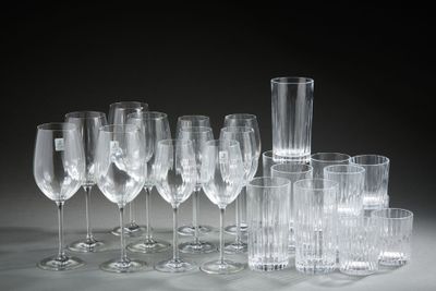un grand nombre de verres à vin posés sur une table