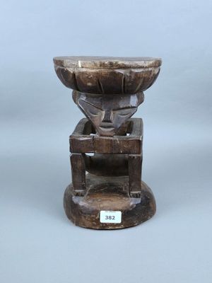 une image représentant un tabouret en bois sur lequel est posé un bol