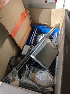 un carton rempli d'objets divers à l'arrière d'un camion