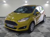une Ford Fiesta jaune garée dans un garage au sol carrelé