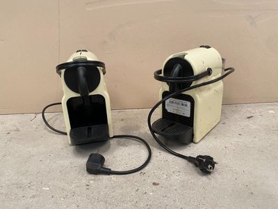 deux machines à café posées par terre l'une à côté de l'autre