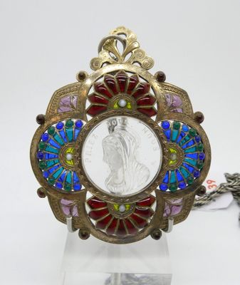 une photo d'un collier sur lequel figure le portrait d'une femme