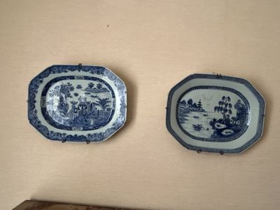 deux assiettes bleues et blanches accrochées l'une à côté de l'autre au mur